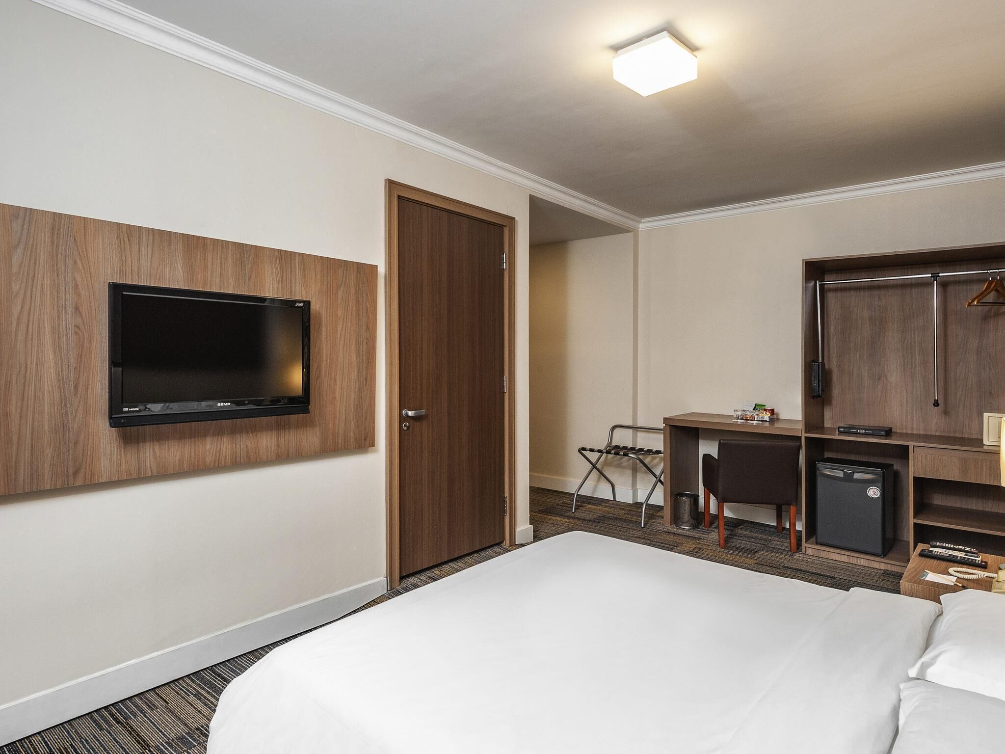 Superior Room, 1 Double Bed, Accessible | Minibar, in-room safe, laptop workspace, blackout drapes