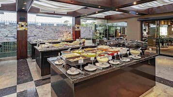 Se sirven desayunos y cocina internacional (con vistas al jardín)