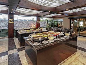 供應早餐、午餐、晚餐；多國菜；園景