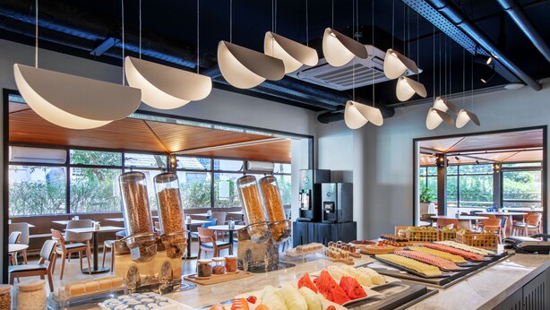 Un bufé de desayuno con diversas opciones de comida y una decoración de estilo moderno.