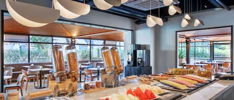 Se ofrece un desayuno bufé (52.80 BRL por persona)