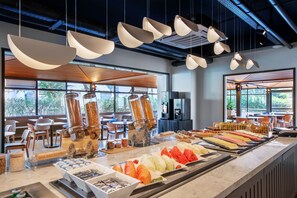 Un bufé de desayuno con diversas opciones de comida y una decoración de estilo moderno.