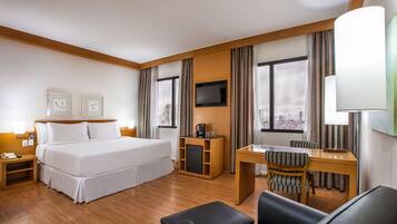 Premium-rum - 1 queensize-säng | Minibar, värdeförvaringsskåp på rummet och skrivbord