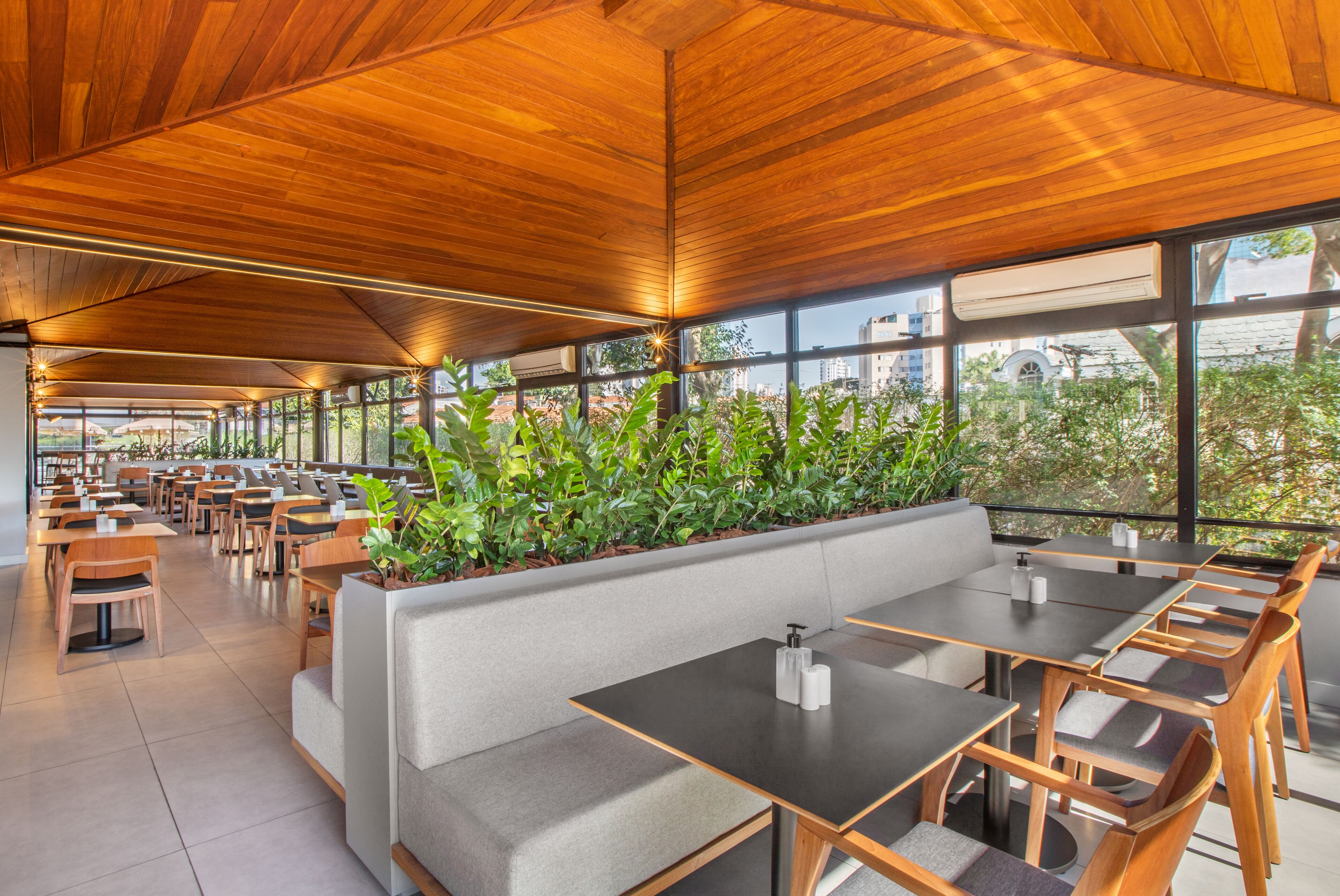 Frühstück, Mittagessen, internationale Küche, Blick auf den Garten 