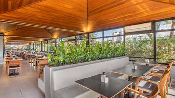 Frühstück, Mittagessen, internationale Küche, Blick auf den Garten