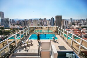 Piscine extérieure, accès possible de 7 h à 22 h, parasols