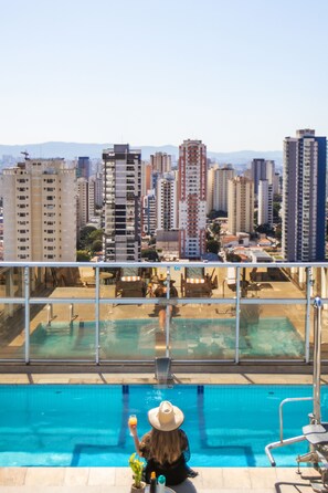 Piscina a l'aire lliure (horari: 07:00-22:00), para-sols i gandules 