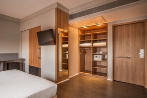 Chambre Standard, 1 grand lit | Minibar, coffres-forts dans les chambres, bureau