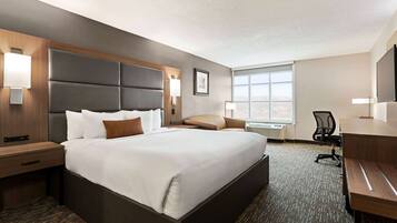 Ropa de cama de alta calidad y caja de seguridad en la habitación