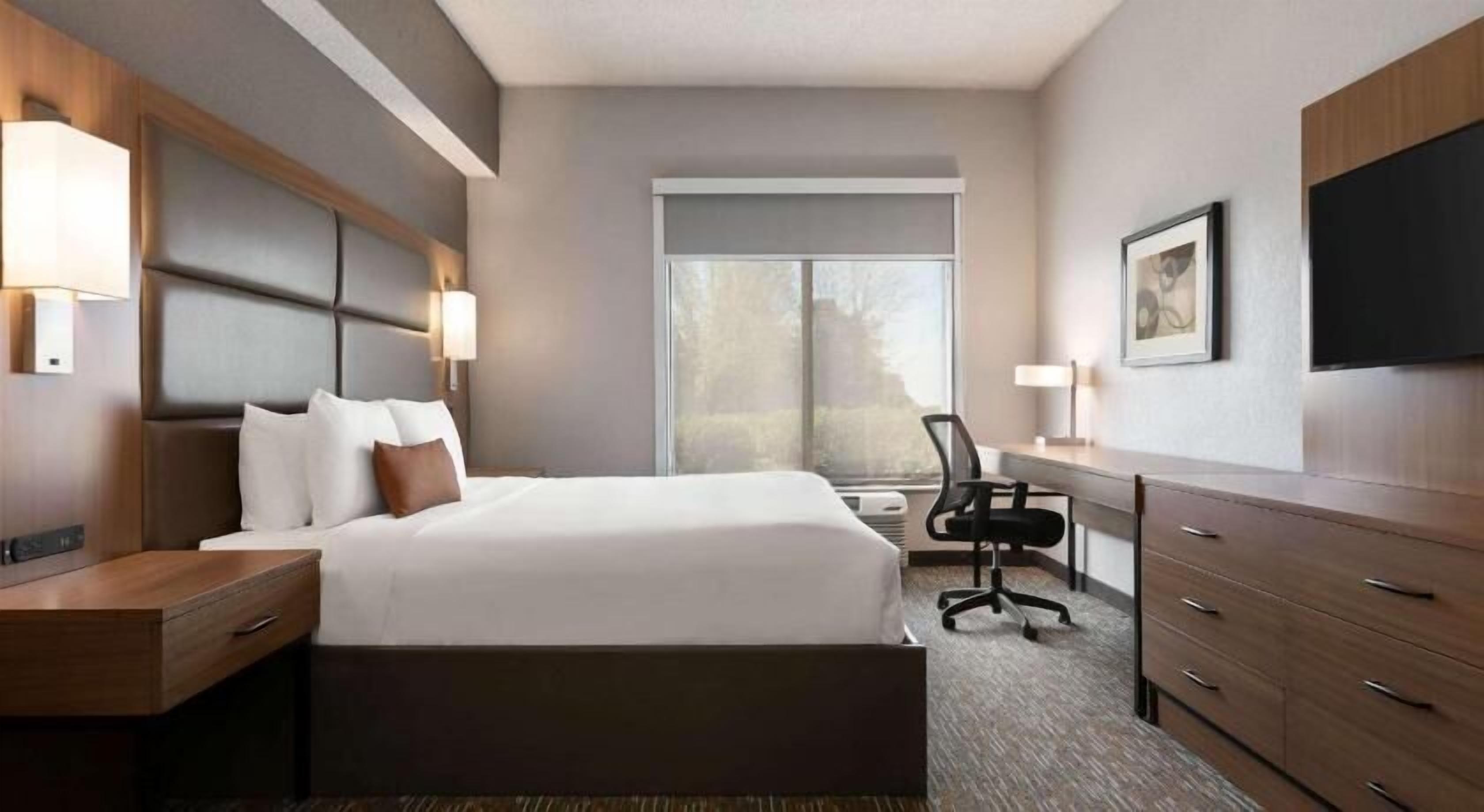 Premium bedding, in-room safe, individually decorated