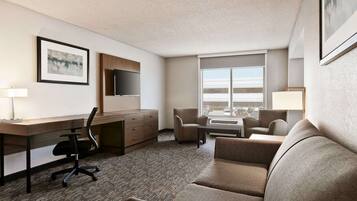 Ropa de cama de alta calidad y caja de seguridad en la habitación