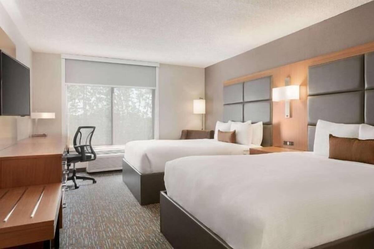 Premium bedding, in-room safe, individually decorated