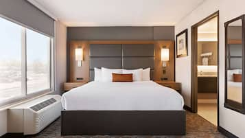 Studio Suite, 1 King Bed, Non Smoking | Premium bedding, in-room safe, individually decorated