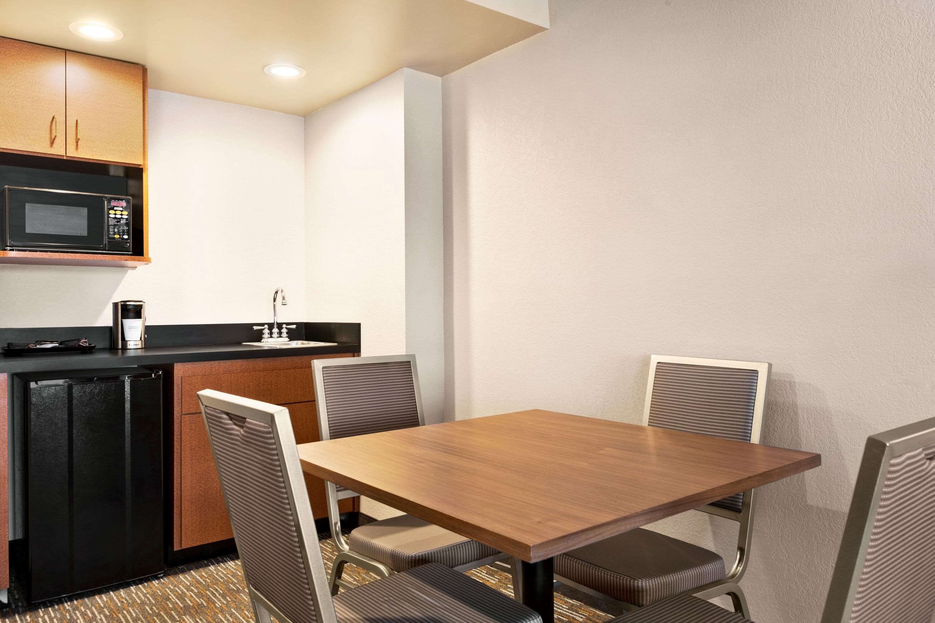 studio suite, 1 king bed, non smoking | premium bedding, in-room safe, individually decorated