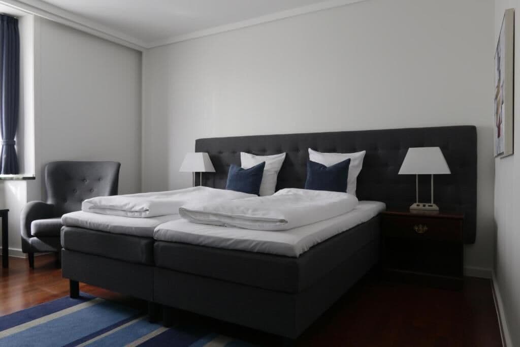Habitación doble, 1 cama matrimonial | Ropa de cama hipoalergénica, escritorio, wifi gratis y ropa de cama 