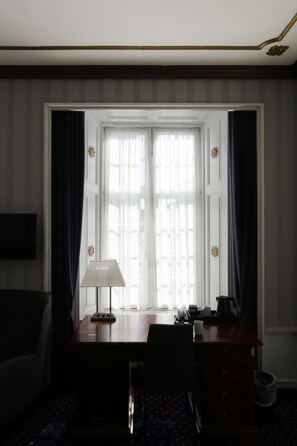 Junior-Zimmer, 1 King-Bett | Allergikerbettwaren, Schreibtisch, kostenloses WLAN, Bettwäsche
