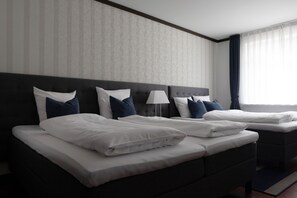 Family Quadruple Room | 1 bedroom, hypo-allergenic bedding, desk, free WiFi