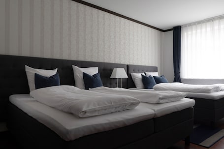 Familien-Vierbettzimmer | Allergikerbettwaren, Schreibtisch, kostenloses WLAN, Bettwäsche. Helnan Phønix Hotel