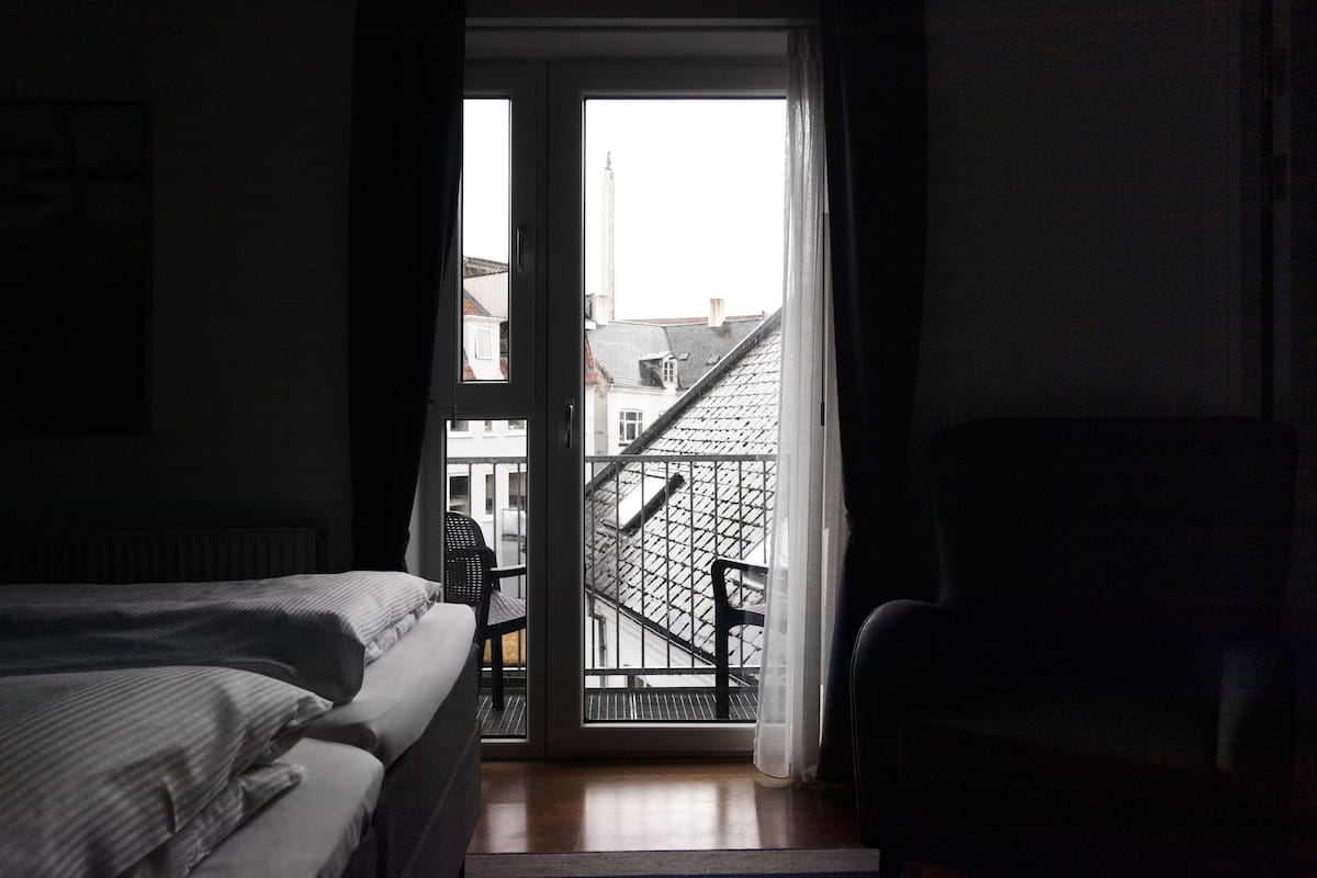 1 bedroom, hypo-allergenic bedding, desk, free wifi