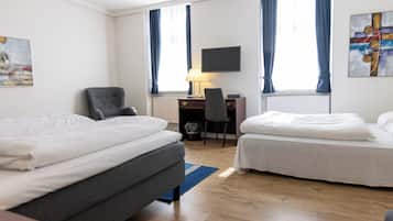 Quadruple Room | Hypo-allergenic bedding, desk, free WiFi, bed sheets