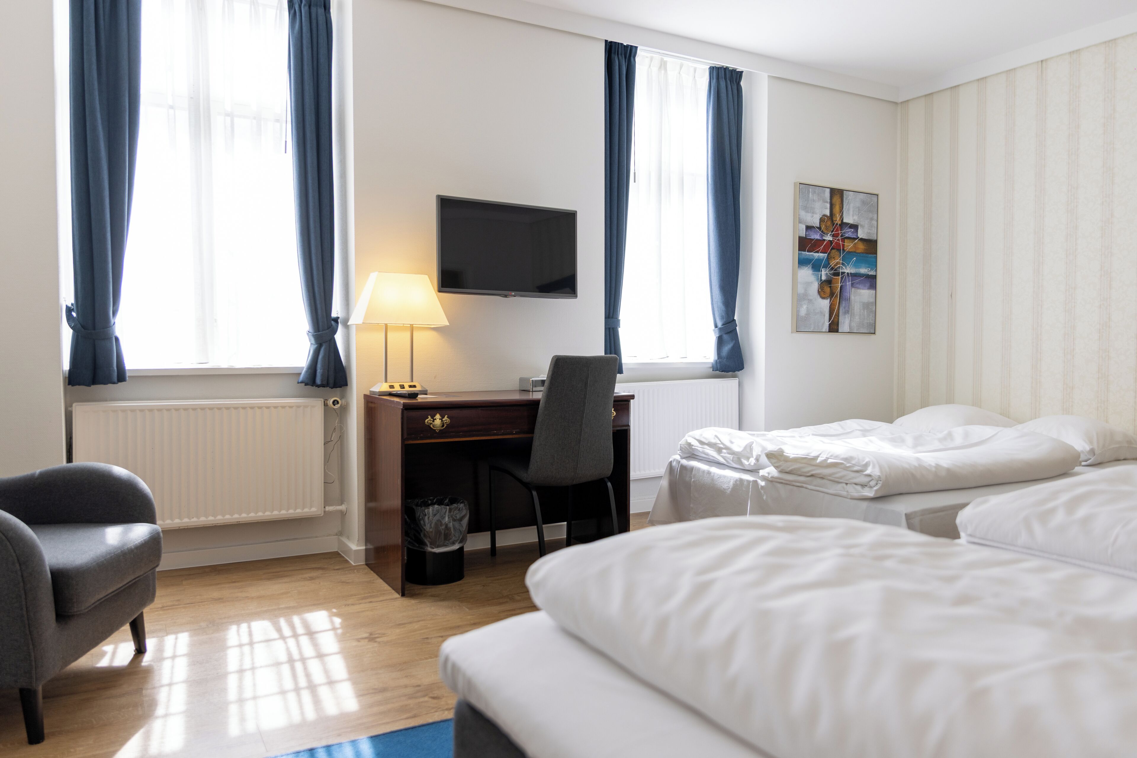 Hypo-allergenic bedding, desk, free WiFi, bed sheets