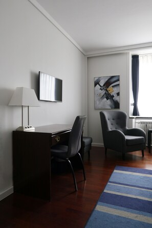 Hypo-allergenic bedding, desk, free WiFi, bed sheets