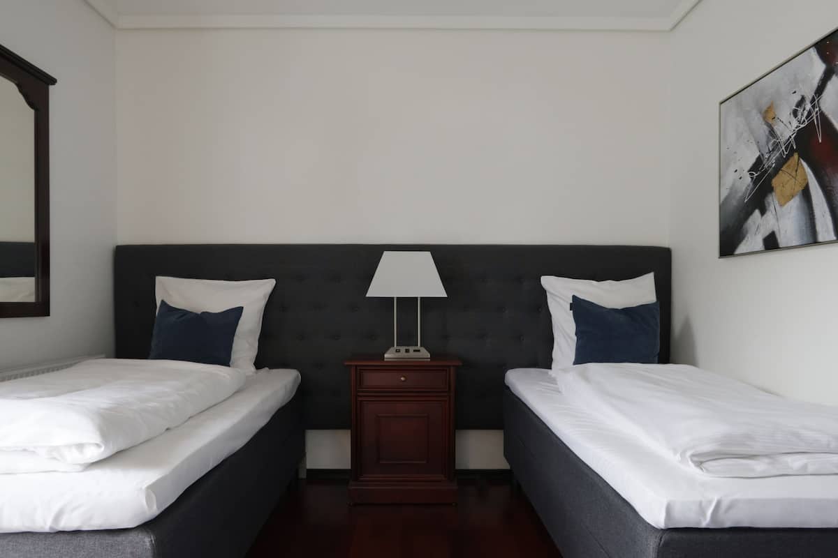 Double Room, 2 Twin Beds | Hypo-allergenic bedding, desk, free WiFi, bed sheets