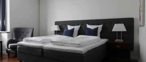 Hypo-allergenic bedding, desk, free WiFi, bed sheets