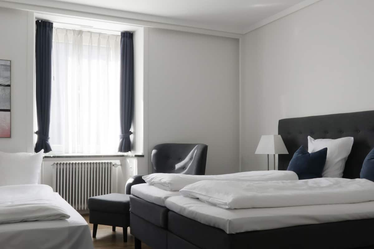 Hypo-allergenic bedding, desk, free WiFi, bed sheets