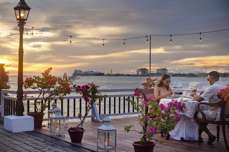 Couples’ dining. Brunton Boatyard - Cgh Earth