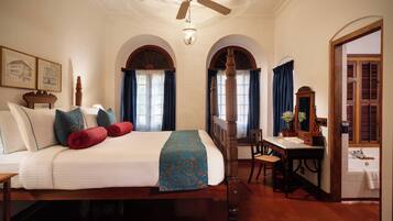 Deluxe Sea Facing Suite with Balcony | 迷你吧、客房內保險箱、書桌、隔音