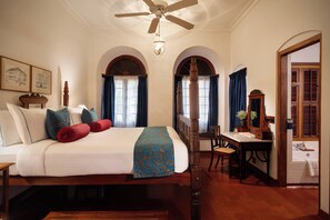 Deluxe Sea Facing Suite with Balcony | 1 quarto, frigobar, cofres nos quartos, escrivaninha