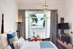 Sea Facing Room | Minibar, in-room safe, desk, soundproofing