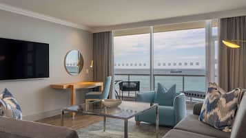 Suite presidencial, balcón, vistas al mar | Minibar, caja fuerte, escritorio y espacio para trabajar con un portátil