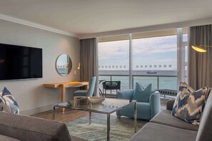 Suite presidencial, balcón, vistas al mar | Minibar, caja fuerte, escritorio y espacio para trabajar con un portátil