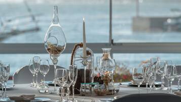 Sarapan, makan tengah hari, makan malam dihidangkan; lautan