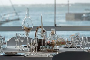 Breakfast, lunch, dinner served; sea views 