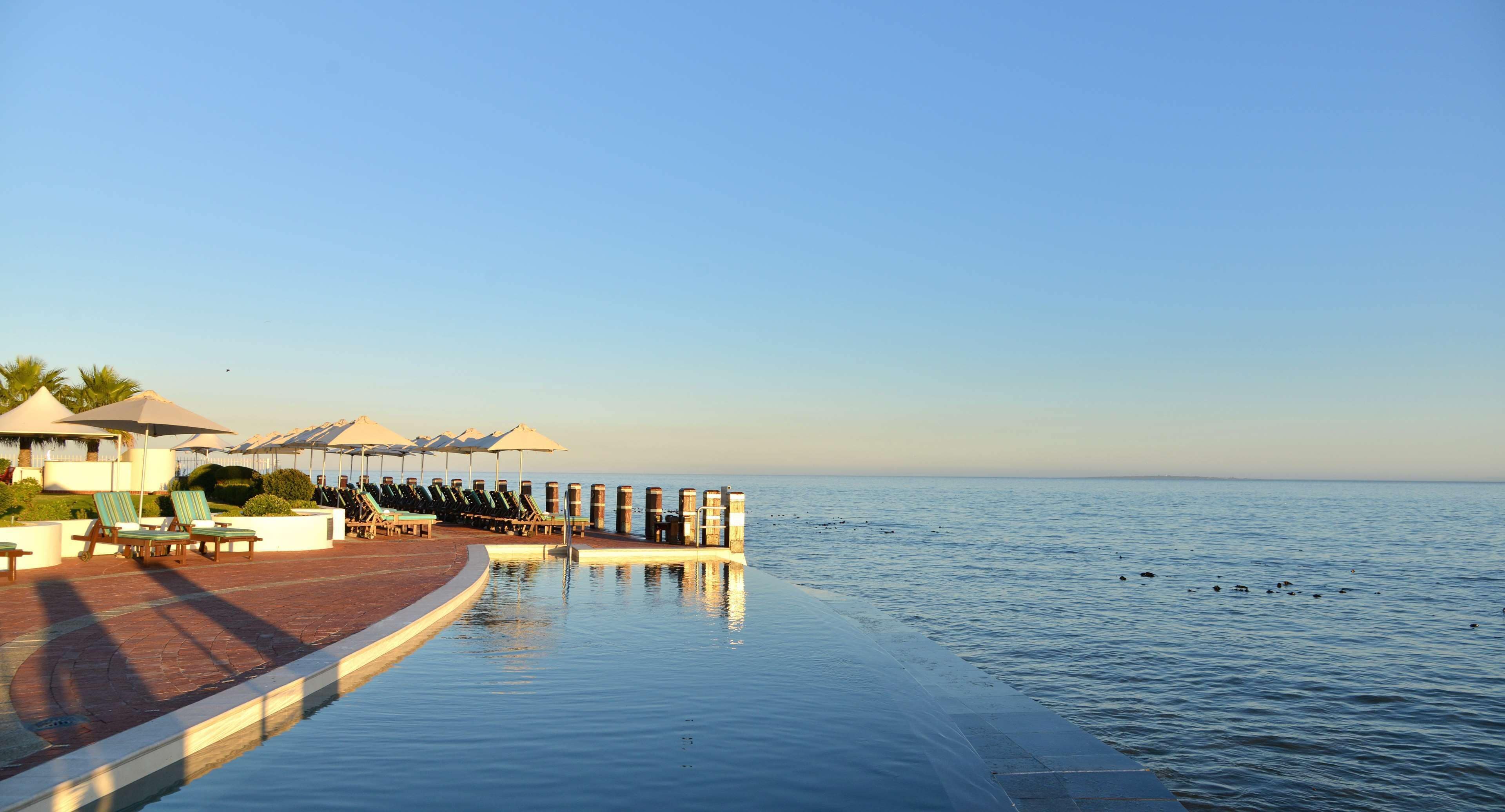 Alberca al aire libre, sombrillas en la alberca y camastros 