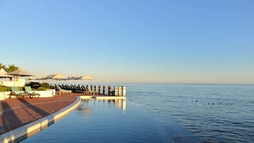 Piscina all'aperto, ombrelloni da piscina, lettini