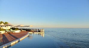 Piscina a l'aire lliure, para-sols i gandules 