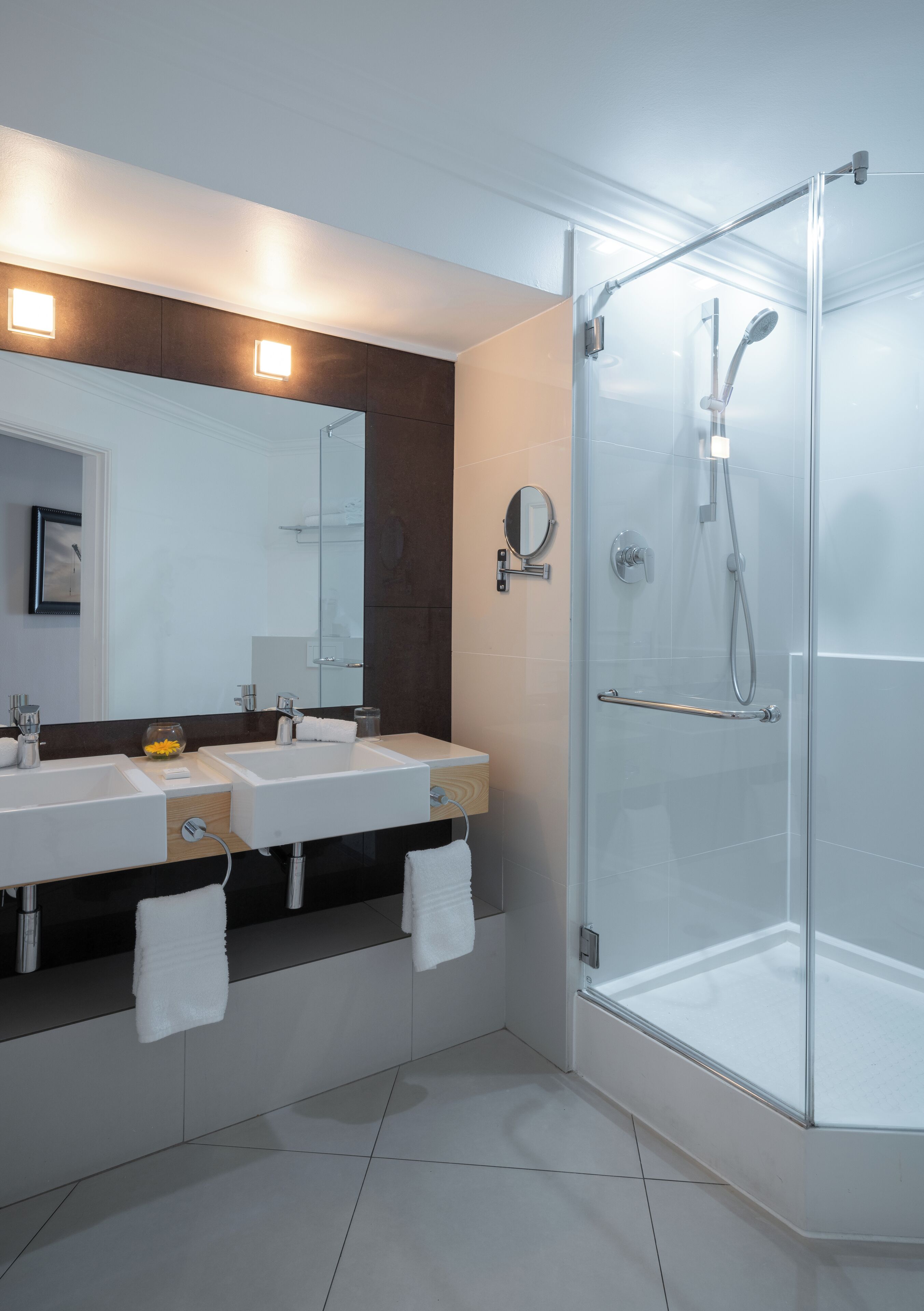 Habitación estándar, vista parcial al mar | Minibar, caja de seguridad en la habitación y escritorio 