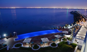 Piscine extérieure, parasols de plage, chaises longues