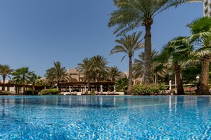 Piscine intérieure, parasols, chaises longues