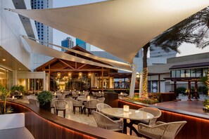 3 restaurants, breakfast, lunch, dinner served; international cuisine - The Diplomat Radisson BLU Hotel, Residence & Spa (Manama)