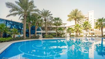 Una piscina techada, 3 piscinas al aire libre, sombrillas