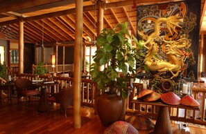 3 restaurants, breakfast, lunch, dinner served; international cuisine