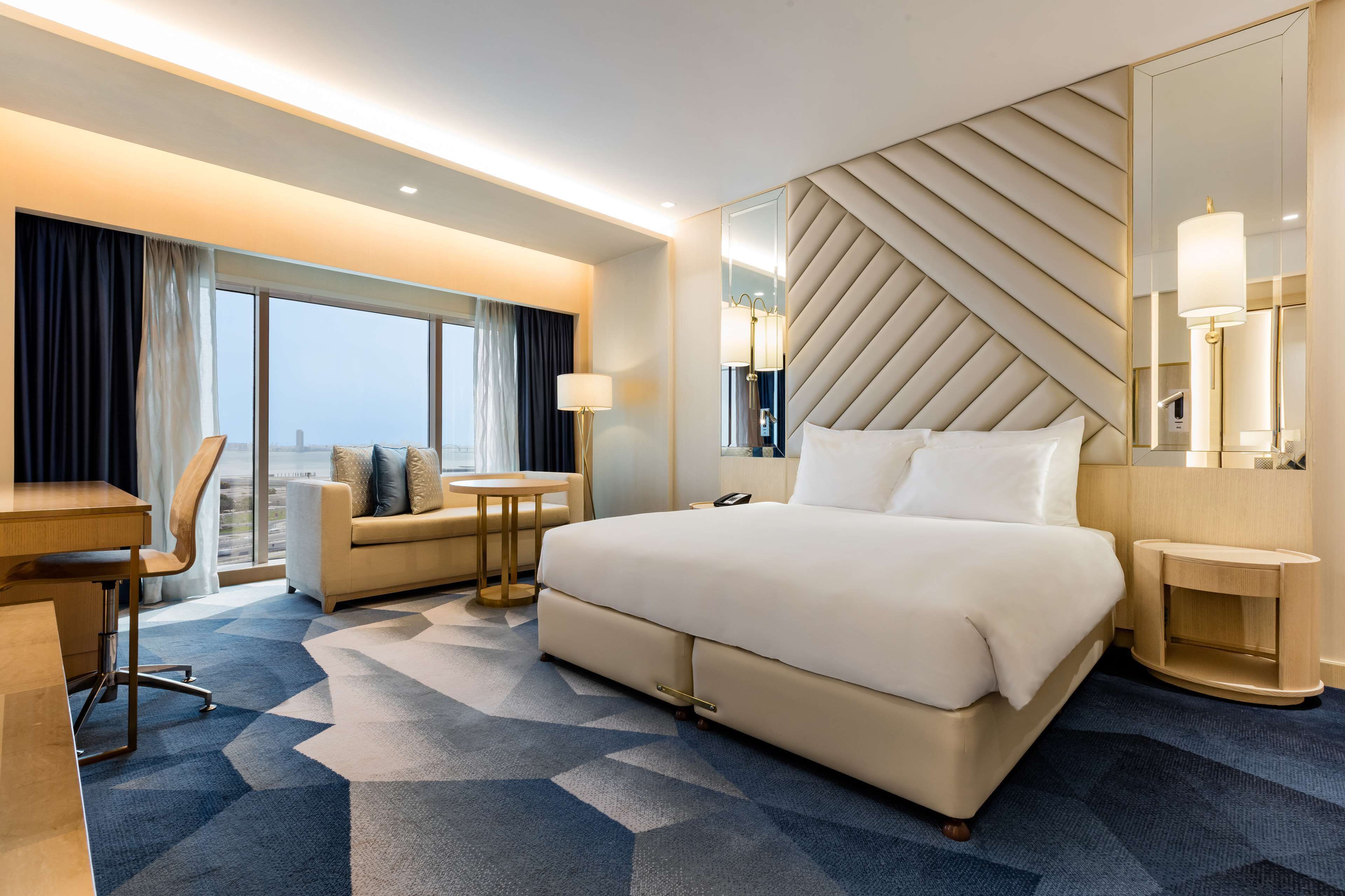 Minibar, coffres-forts dans les chambres, bureau