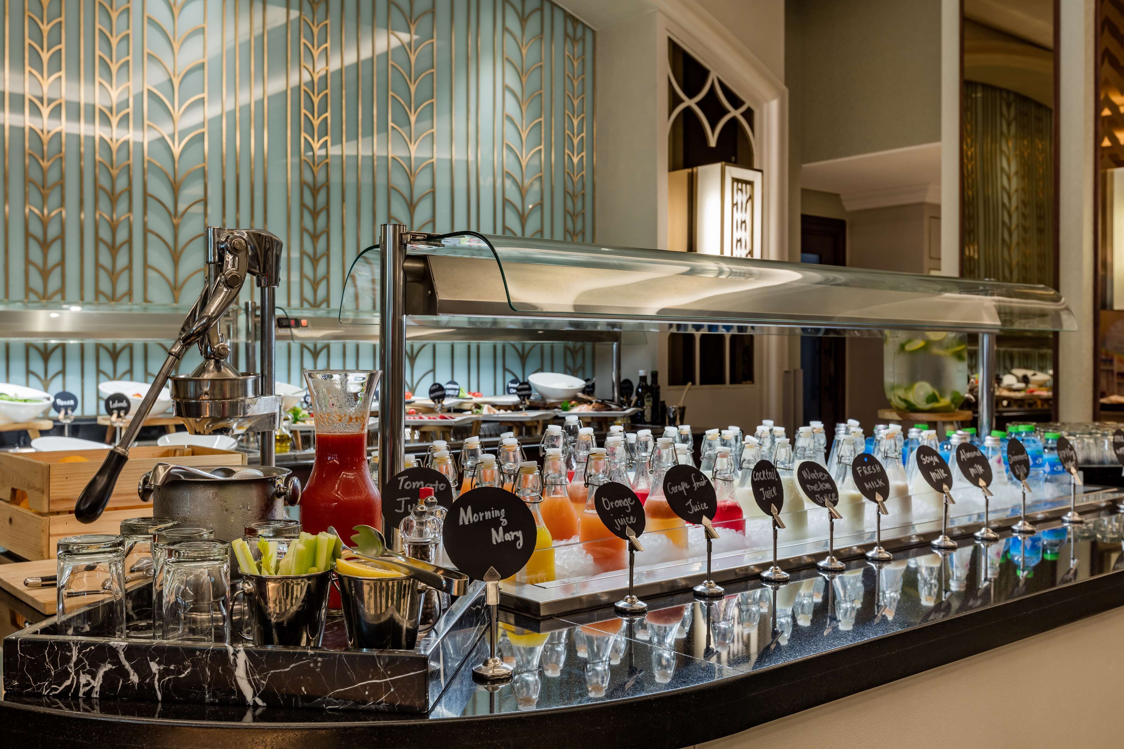 Un bar proposant une variété de boissons et une machine à café.