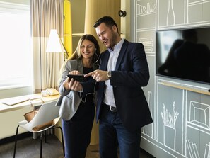 Safe på rommet, skrivebord og skrivebord for bærbar PC