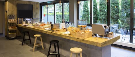 Se sirven comidas, cenas y cocina regional